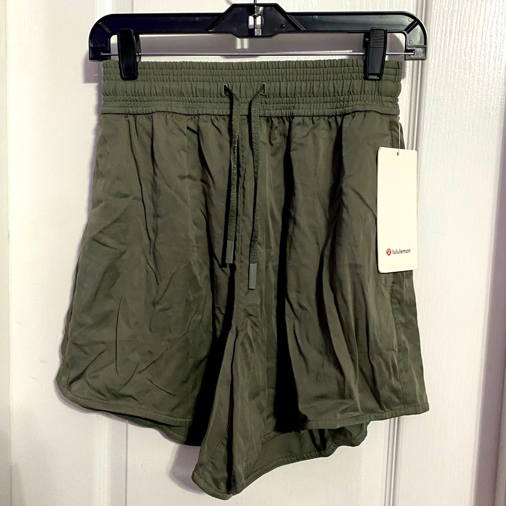 Lululemon Feeling Femme Shorts Women's Size 4 GRSG Olive Sage Green 6” NWT